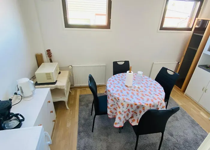 Two Bedrooms,dining Area And Bathroom With Private Entrance 科特卡